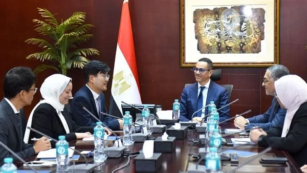 وزير الاستثمار والتجارة الخارجية يلتقى وفد شركة سامسونج للإلكترونيات ببني سويفعقد المهندس حسن الخطيب، وزير الاستثمار والتجارة الخارجية، لقاء موسعا مع