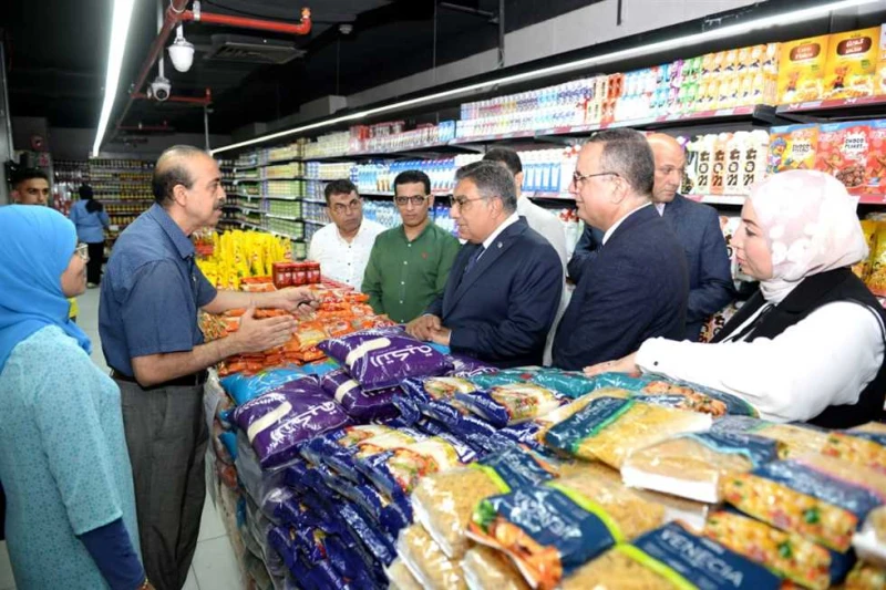 تدشين مبادرة لبيع السلع الاستراتيجية واللحوم بأسعار مخفضة بالدقهلية دشن اللواء طارق مرزوق، محافظ الدقهلية، اليوم الخميس، مبادرة تخفيض أسعار السلع