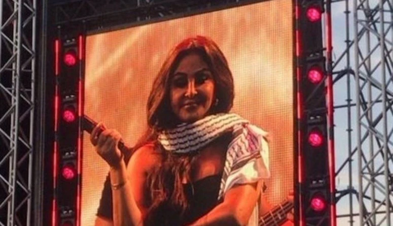 إليسا تبكي بالكوفية الفلسطينية (فيديو)أحيت الفنانة اللبنانية إليسا حفلا في مدينة مالمو بالسويد أمس، وسط جمهور بلغ 30 ألف شخص من الجاليات