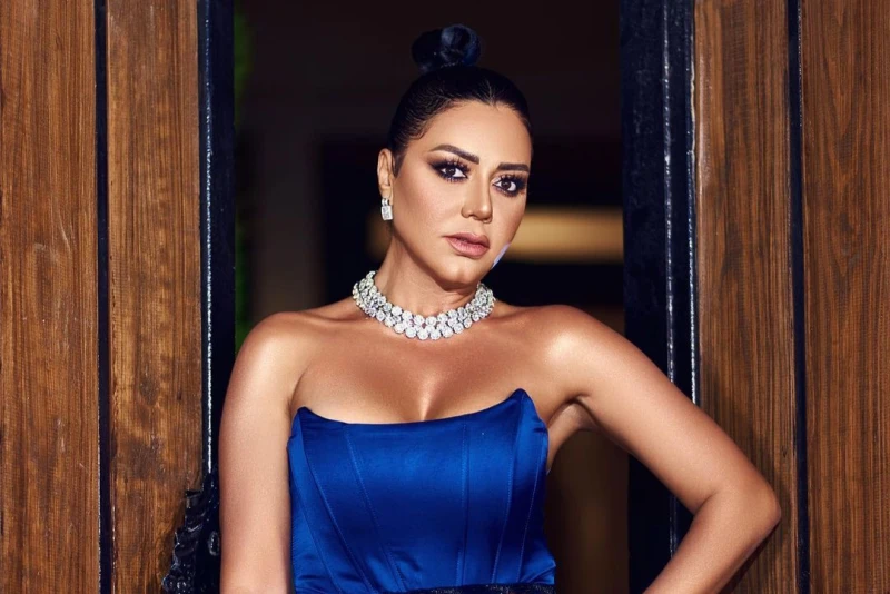 رانيا يوسف تتعرض لحملة انتقادات بعد خوضها تجربة الغناء تعرضت الممثلة المصرية، رانيا يوسف، لهجوم لاذع من مواطنتها الإعلامية مروة صبري التي انتقدت قرار رانيا بتقديم نفسها كمغنية. في