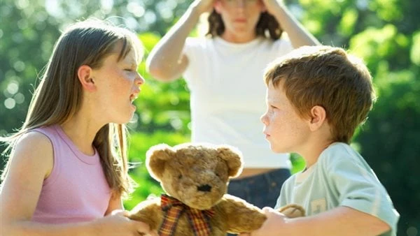 تعملي إيه لو طفلك أتلف لعبة أخيه؟.. استشاري يجيبيحار بعض الآباء فى الأسلوب الأمثل للتعامل مع طفلهما عند إتلاف لعبة أخيه، لذلك نكشف عن الأسلوب الأمثل فى التعامل مع هذا الموقف .أوضح