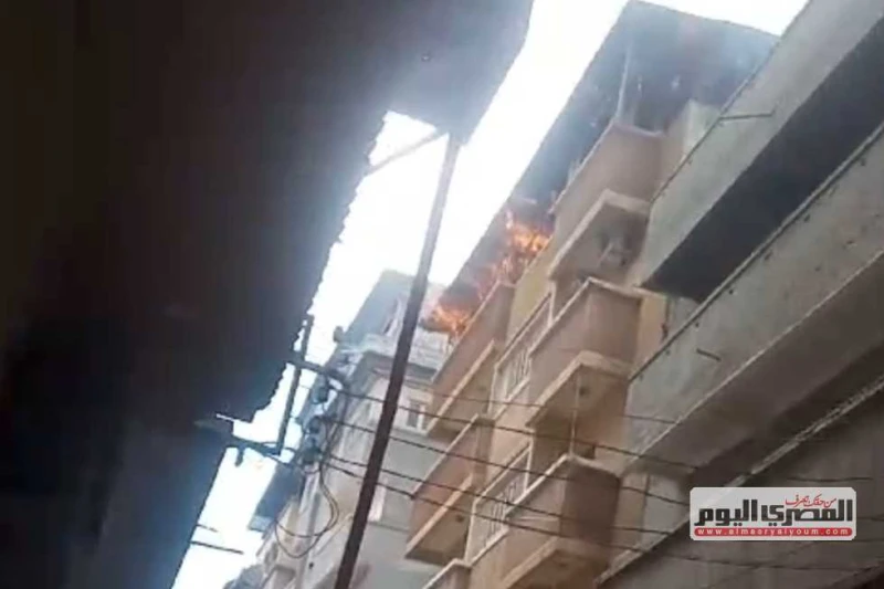 بسبب ماس كهربي.. حريق هائل يلتهم سطح أحد العقارات بدمياط (فيديو) شب حريق هائل بأحد العقارات داخل مدينة دمياط، اليوم الثلاثاء، نتيحة ماس كهربي ما أدى إلى اندلاع الحريق. كانت الأجهزة