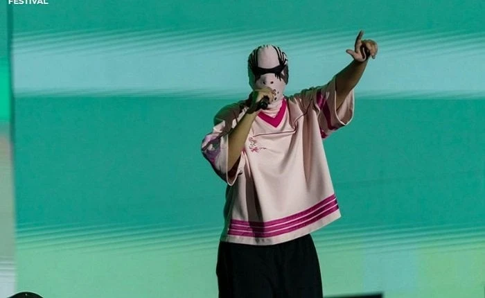 هل تخلى عن قناعه؟.. لقطات من حفل تووليت في مهرجان العلمينتووليت.. أحيا المطرب المقنع تووليت، حفلا غنائيا ضخما، أمس الجمعة، على مسرح يو آرينا، ضمن فعاليات الدورة الثانية من مهرجان ا