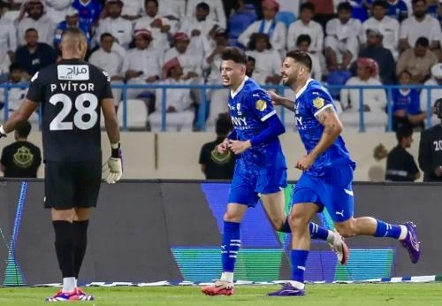 يواصل الهلال زحفه نحو رقم قياسي تاريخي في الدوري السعودي للمحترفين، يملكه أهلي جدة.وحقق الهلال فوزا سهلا على مضيفه الأخدود بثلاثية دون رد، مساء أمس