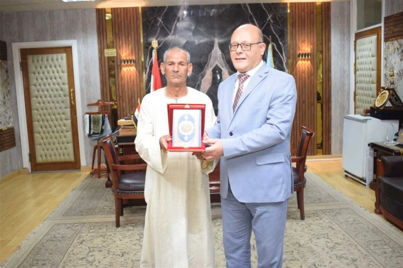 تخطى ال60 عاما.. جامعة سوهاج تكرم مسنا حاصلا على الثانوية العامة 2024 كرم الدكتور حسان النعماني رئيس جامعة سوهاج، اليوم الأحد حسن محمود محمد