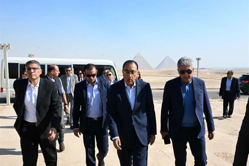 إجراءات حكومية لتحسين تجربة السائحين بالمنطقة الأثرية في هضبة الأهرام تفقد الدكتور مصطفى مدبولي، رئيس مجلس الوزراء، صباح اليوم الإثنين، أعمال تطوير مدخل المنطقة الأثرية بهضبة الأهر