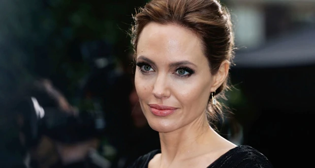 جبن وقمع.. أنجلينا جولي تعلق على إلزام طالبان النساء ارتداء النقاب تعرف على التالي جبن وقمع.. أنجلينا جولي تعلق على إلزام طالبان النساء ارتداء النقاب، متابعة بتجرد خرجت النجمة العا