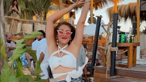 برفقة فتاة صغيرة.. هيدي كرم تشعل السوشيال ميديا بإطلالة جديدةنشرت الفنانة هيدي كرم ، صورا جديدة لها عبر حسابها الشخصية بخاصية الستوري على موقع تبادل