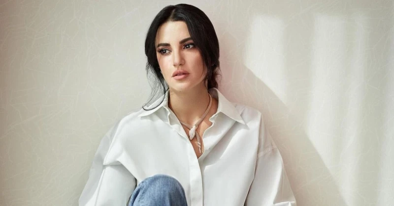 تحت عنوان الأناقة والجمال .. درة التونسية تبرز أنوثتها بلوك رائع تعرف على التالي تحت عنوان الأناقة والجمال .. درة التونسية تبرز أنوثتها بلوك رائع،