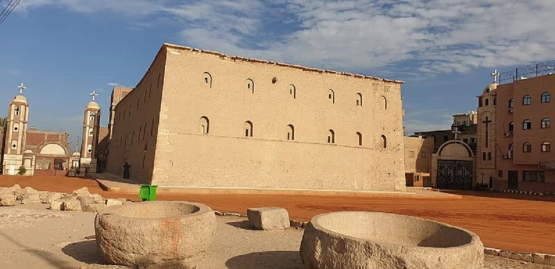 بالصور الدير الأحمر في سوهاج يعتبر رمزا لعظمة المعالم القبطيةبالصور الدير الأحمر في سوهاج يعتبر رمزا لعظمة المعالم القبطية..محافظة سوهاج تعتبر واحدة