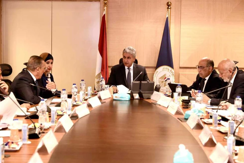 الوزير: الاعتماد على التسويق السياحي الإلكتروني والسوشيال ميديا لتنشيط القطاع ترأس شريف فتحي وزير السياحة والآثار، بمقر الوزارة بالعاصمة الإدارية