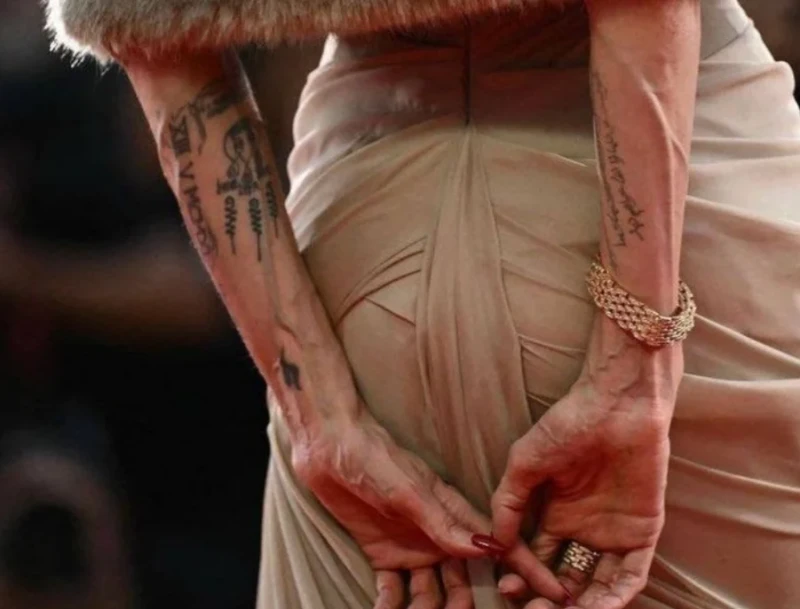 انتفاخ أوردة إنجيلا جولي بشكل مرضي : سلامتك ياحبة عينيتستمر النجمة العالمية أنجلينا جولي في جذب الأنظار ليس فقط بموهبتها البارزة في عالم السينما، ولكن أيضا بحالتها الصحية، التي أثا