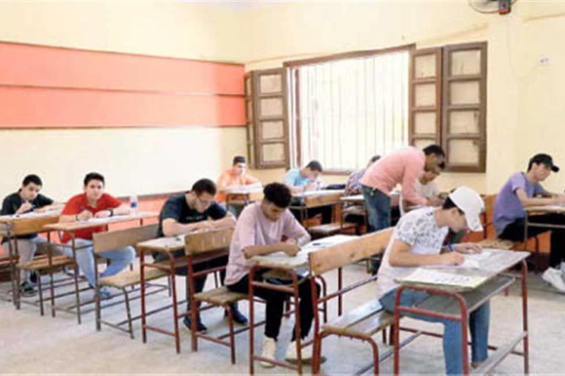 اليوم.. طلاب الدور الثاني بالثانوية العامة يؤدون امتحاني الكيمياء والجغرافيا يؤدي طلاب الدور الثاني بالثانوية العامة، بعد قليل، امتحان مادتي الكيمياء