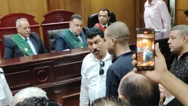 حالق ميري ولابس البدلة الزرقاء.. أول ظهور ل عصام صاصا أمام محكمة الجنايات بت. .همة التزوير ظهر منذ قليل الفنان عصام صاصا مرتديا البدلة الزرقاء حالقا الرأس داخل قاعة المحاكمة استعدا