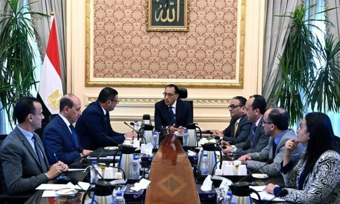 رئيس الوزراء يتابع مشروعات موقع التجلي الأعظم في سانت كاترينعقد الدكتور مصطفى مدبولي، رئيس مجلس الوزراء، اليوم السبت، اجتماعا لمتابعة موقف ما يتم تنفيذه من مشروعات في إطار تطوير مو