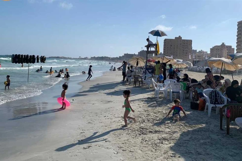 بالرايات الخضراء.. شواطئ الإسكندرية لالمصطافين: البحر أمان (صور) شهدت شواطئ شرق الإسكندرية، اليوم الجمعة، إقبالا متزايدا من المواطنين، وبخاصة بعد رفع الرايات الخضراء التي تعني أن ا