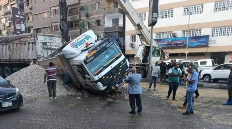 انقلاب تريلا زلط في الحلمية يعطل المرور (صور) شهدت منطقة حلمية الزيتون التابعة لمحافظة القاهرة، انقلاب سيارة تريلا محملة بالزلط، صباح اليوم، ما تسببت