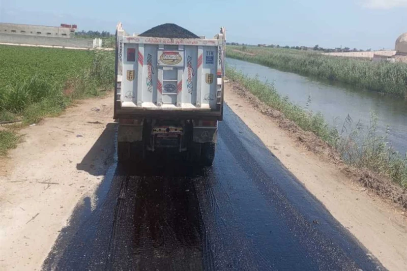 محافظ كفرالشيخ يتابع أعمال رصف طريق الكربة- الشهابية في بلطيم تابع اللواء دكتور علاء عبدالمعطي، محافظ كفر الشيخ، اليوم السبت، أعمال الرصف بطريق