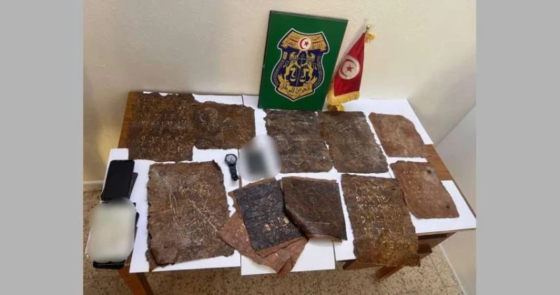 تونس.. إحباط تهريب 5 مخطوطات أثرية في مدينة صفاقس (صور) لايف ستايل شاهد المقال التالي من صحافة البحرين عن تونس إحباط تهريب 5 مخطوطات أثرية في مدينة