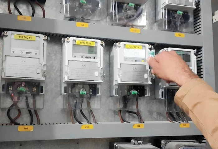 سرقة الكهرباء، الشركة القابضة تشكل لجان لكشف الموظفين المنتفعين سرقة الكهرباء، لاتزال أزمة سرقة التيار الكهربائي صداع كبير في رأس الحكومة ووزارة الكهرباء والطاقة المتجددة، حيث بلغت