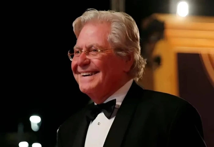 ظهور متألق للفنان حسين فهمي في مهرجان فينسيا السينمائي الدولي تصدر اللقطات الأولي عدد كبير من النجوم و صناع السينما المشاركين في حفل مهرجان فينسيا