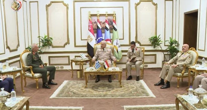 وزير الدفاع ورئيس الأركان يلتقيان رئيس هيئة الأركان العامة اليونانية.. فيديوالتقى الفريق أول عبد المجيد صقر القائد العام للقوات المسلحة وزير الدفاع