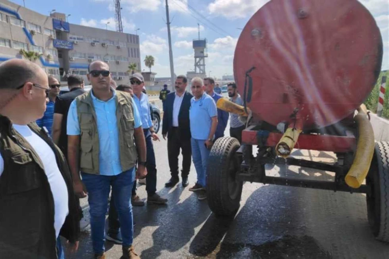 نعاني من محدودية مواردنا المائية.. وزير الري يعترض على عربة رش الشوارع بالمياه في الغربية اعترض الدكتور هاني سويلم، وزير الري، خلال جولة تفقدية بمحافظة الغربية، اليوم، السبت، لمتاب
