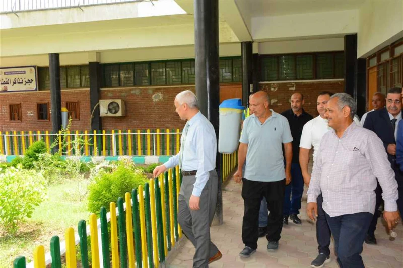 رئيس جامعة أسيوط يتابع سير العمل داخل مراكز مجمع الخدمات بالجامعة تابع الدكتور أحمد المنشاوي رئيس جامعة أسيوط، مستجدات الخدمات التي تقدمها الجامعة