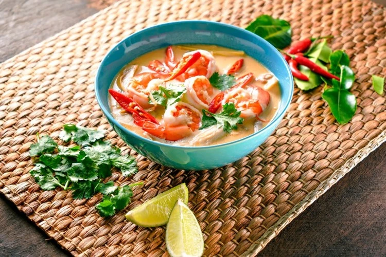 طريقة عمل شوربة الجمبرى.. وصفة لذيذة وسهلةشوربة الجمبرى واحدة من الأطباق البحرية الشهية التي يمكن تحضيرها بسهولة في المنزل. تتسم هذه الشوربة بنكهتها الغنية وقيمتها الغذائية العالية