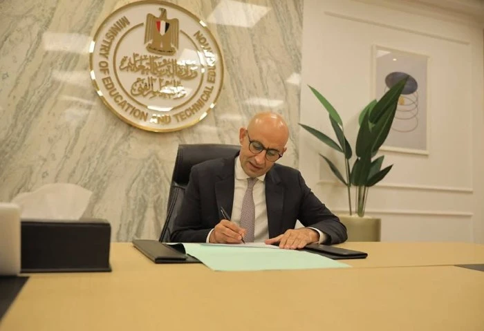 وزارة التعليم تمد سن تقاعد بعض المدرسين، متحدث الحكومة يوضح (فيديو) كشف المستشار محمد الحمصاني المتحدث باسم مجلس الوزراء، أن الدكتور مصطفى مدبولي