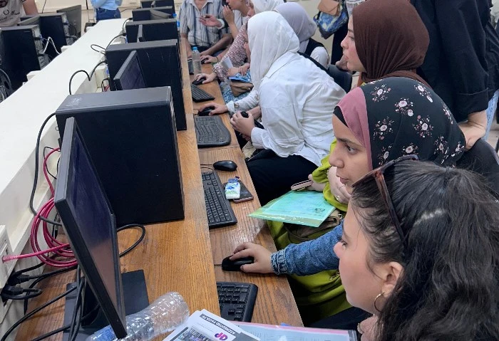 توافد أعداد كبيرة من طلاب الثانوية العامة على مكاتب التنسيق بجامعة عين شمس توافدت أعداد كبيرة من طلاب الثانوية العامة 2024، على مكاتب تنسيق كلية الآداب بجامعة عين شمس، برفقة ذويهم