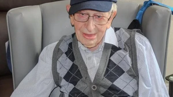 إيه علاقته بتايتانيك.. اكتشف أسرار أكبر رجل معمر بالعالم يبلغ أكبر رجل معمر في العالم 112 عاما ويعيش في دار رعاية بساوثبورت بمدينة ميرسيسايد بالمملكة