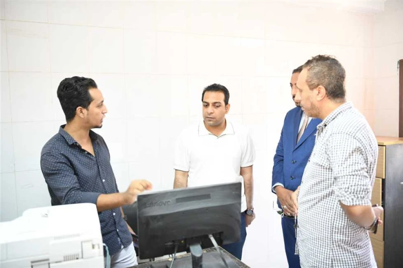 محافظ قنا يطمئن علي تقديم الخدمات الطبية بقرية أبوشوشة تابع الدكتور حازم عمر نائب محافظ قنا، أعمال المبادرة الرئاسية 100 يوم صحة، بوحدة طب الأسرة