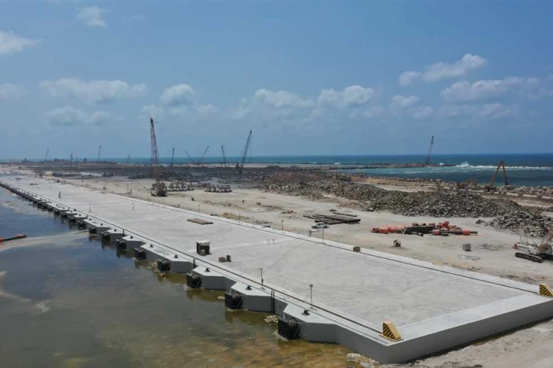 المشرف على إنشاء رصيف 100: 99 نسبة إتمام المشروع حتى الآن قال اللواء أحمد حواش، رئيس هيئة ميناء الاسكندرية، أن رصيف مية يعد محطة متعددة الاغراض، يصل طول الرصيف فيها إلى 1680 مترا، 