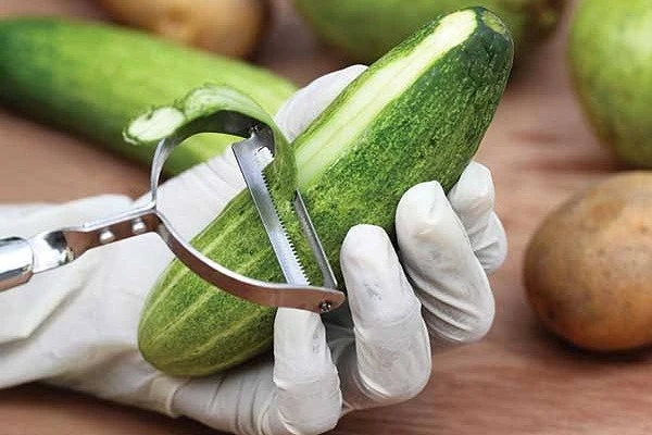 وداعا للهالات السودة.. فوائد قشر الخيار لبشرة نضرة.قد تكون مفاجأة للبعض معرفة أن قشر الخيار يحتوي على فوائد كبيرة للبشرة. بينما يتم التركيز عادة على