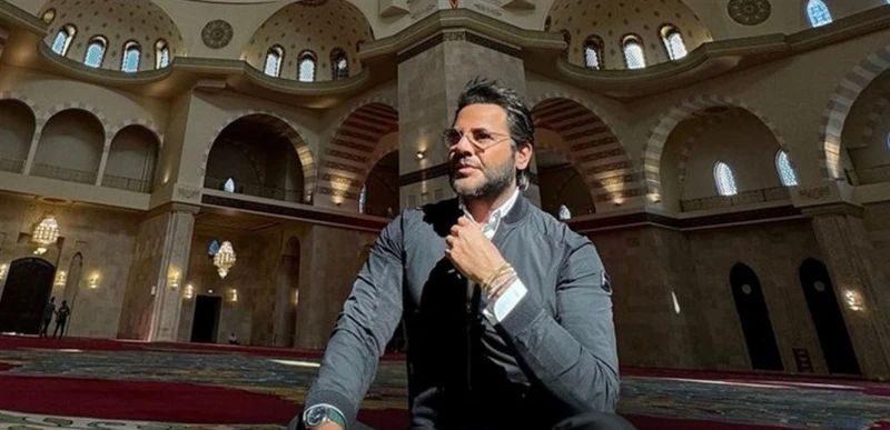 أطل من داخل مسجد في الامارات.. إعلامي لبناني شهير يثير الجدل هل اعتنق الإسلام؟ (صورة) تعرف على التالي أطل من داخل مسجد في الامارات.. إعلامي لبناني