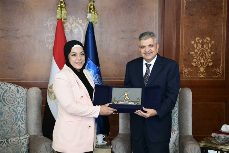 سارة سمير: سعيدة بتكريم الفريق أسامة ربيع واهتمام هيئة قناة السويس بدعم الأنشطة الرياضية كرم الفريق أسامة ربيع رئيس هيئة قناة، البطلة الأولمبية سارة سمير، صاحبة فضية رفع الأثقال في