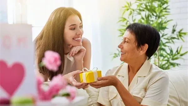 اكسبى رضاها في أول زيارة بعد الخطوبة..9 أفكار عملية لتقديم هدايا لحماتك العلاقة بين الحماة ومرات الأبن حساسة، فكليهما عكس بعضهما البعض، فقد تدافع