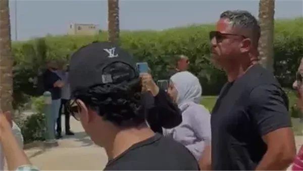 أمير كرارة يتأثر في جنازة حماه كابتن صلاح حسني لاعب الأهلي السابقشيعت جنازة كابتن صلاح حسني -لاعب الأهلي والمدير التنفيذي لاتحاد كرة القدم المصري