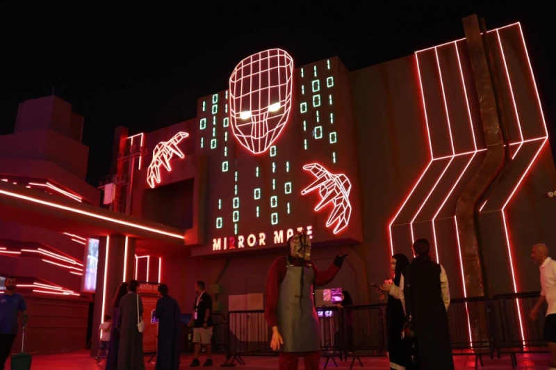 متاهة المرايا.. تجربة رعب مثيرة تخطف القلوب في سيتي ووك جدة الحياة شاهد المقال التالي من صحافة السعودية عن متاهة المرايا تجربة رعب مثيرة تخطف القلوب في سيتي ووك جدة، جذبت متاهة الم