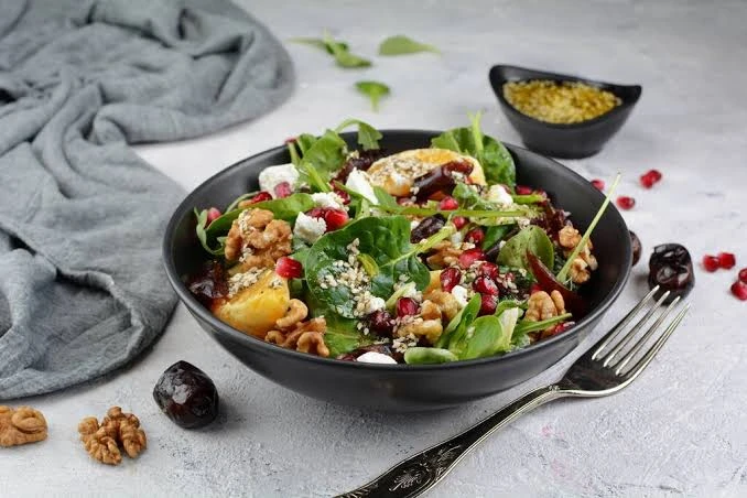 أشهر أنواع السلطات الإيطاليةالسلطات الإيطاليةهي جزء لا يتجزأ من المطبخ الإيطالي الشهير، حيث تتميز بتنوعها ونكهتها الفريدة. تشتهر السلطات الإيطالية