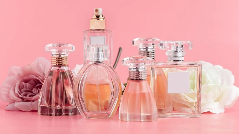 أضرار العطور على الجهاز التنفسي والجلدالعطور يعتاد الكثير من الأشخاص على استخدامها ، كنوع من أنواع النظافة الشخصية، لأنها تضفي إلى الجسم رائحة ذكية، دون إدراك أن لاستخدامها وقعا ضا