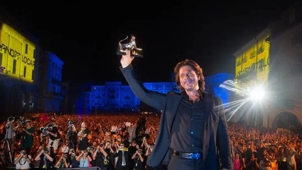 شاروخان يبهر جمهور مهرجان لوكارنو بخطابه عن إنجازاته المهنية أبهر أيقونة بوليوود شاروخان جمهور مهرجان لوكارنو السينمائي في نسخته السابعة والسبعين،