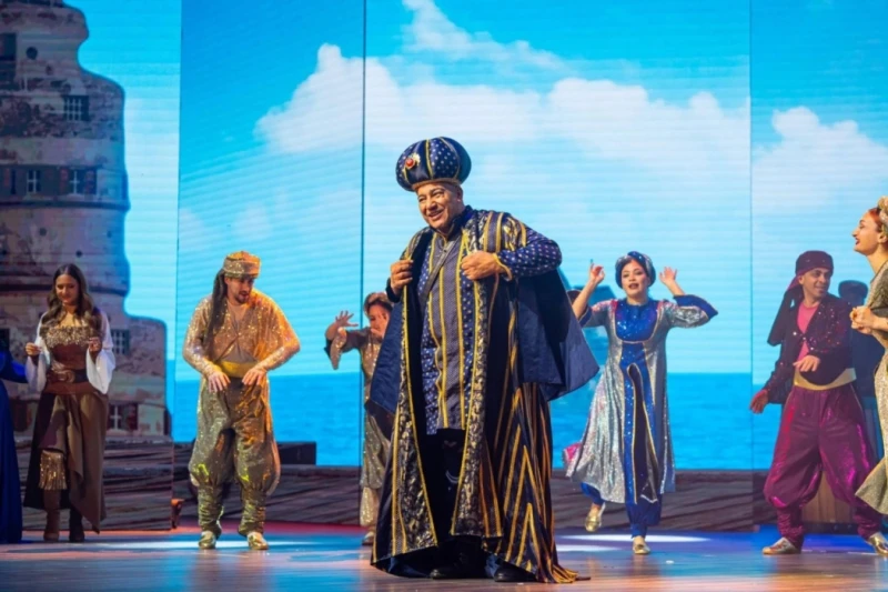 استبدال بيومي فؤاد في مسرحية السندباد بعد عودتها إلى مصر افاق عربية - فوجئ جمهور الفنان كريم عبد العزيز مع انطلاق أول ليلة للعرض المسرحي السندباد