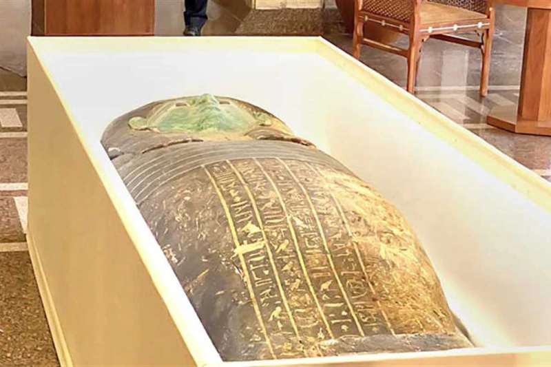 مصر تسترد أكثر من 30 ألف قطعة أثرية مهربة إلى دول عربية وأجنبية تسلمت السفارة المصرية قبل أيام فى لاهاى بهولندا تمثالا من الأوشابتى، وجزءا من تابوت ملون، ورأس مومياء من العصر المتأ