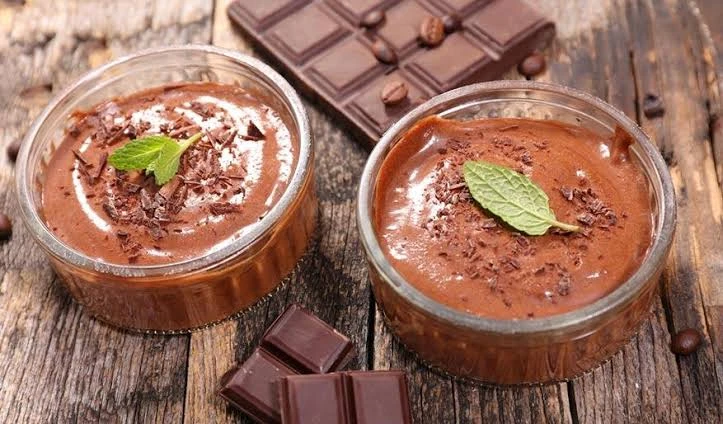 طريقة عمل موس الشوكلاته.. حلوى شهية ولذيذةموس الشوكولاتة هو حلوى شهية وخفيفة تتميز بقوامها الكريمي والناعم. يعد موس الشوكولاتة خيارا رائعا لعشاق