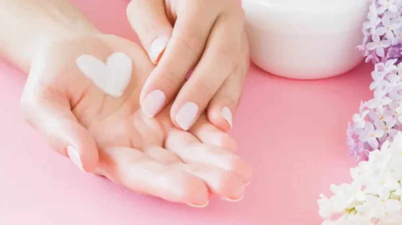 5 خطوات أساسية للعناية بصحة اليدين والأظافر تتعرض اليد والأظافر إلى العديد من العوامل، فهي أداة التعامل مع العالم المحيط، وإنجاز المهام اليومية، مما يعرضها للاتساخ والجفاف والتشققا