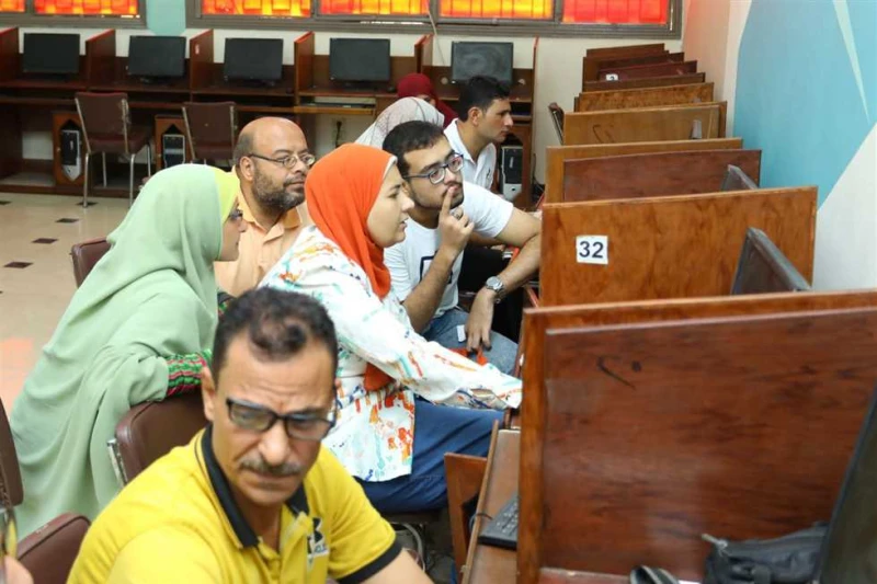 رئيس جامعة الزقازيق يتفقد معامل التنسيق الإلكتروني تزامنا مع بدء تسجيل رغبات المرحلة الأولى تفقد الدكتور خالد الدرندلي، رئيس جامعة الزقازيق، يرافقه