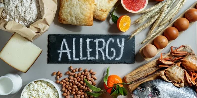 احذر تعرف على الأطعمة التي تسبب الحساسية الغذائية.بعض الأطعمة تزيد من حساسية الجلد سوءا، وسنقدم لكم بعض الأطعمة الممنوعة لمرضى حساسية الجلد