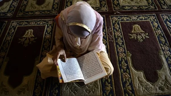 دعاء بعد صلاة الوتر كامل مستجاب.. ردده لقضاء حوائجك وغفران الذنوبورد عن صلاة الوتر، ما روي علي بن أبي طالب -رضي الله عنه- أن رسول الله -صلى الله عليه وسلم- كان يقول في آخر وتره : ا